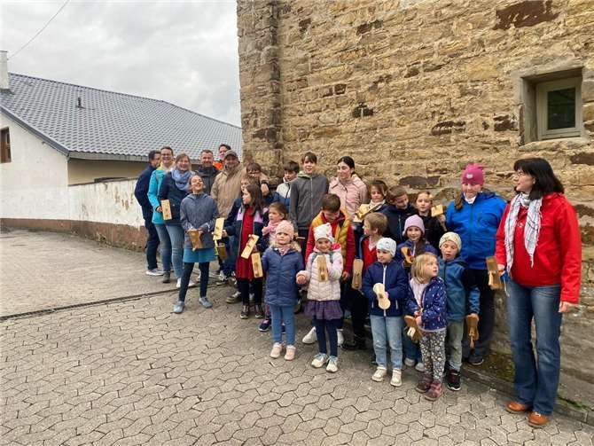 Die “Klapperkinder” mit Eltern am Pfarrheim Oberbreisig.Foto: privat