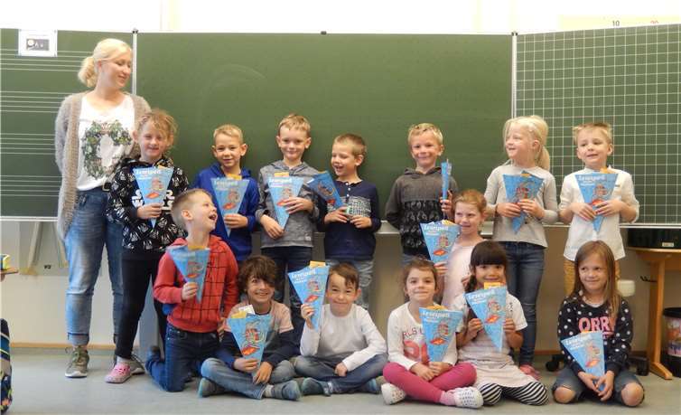 Die Klasse 1 b der Grundschulen „Am Blauen See“ in Vettelschoß freut sich über ihre Schultüten.