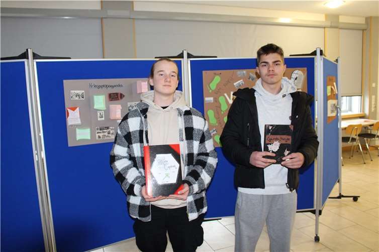 Die Klasse 10 a und 10b gestalteten die schulische Ausstellung mit fiktiven Tagebüchern der NS-Zeit.