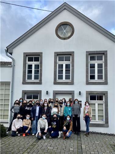 Die Klasse 10 c vor der ehemaligen Synagoge mit ihren Lehrerinnen Anne Wagner und Dorothee Bürger.  Foto: Schönstätter Marienschule Vallendar