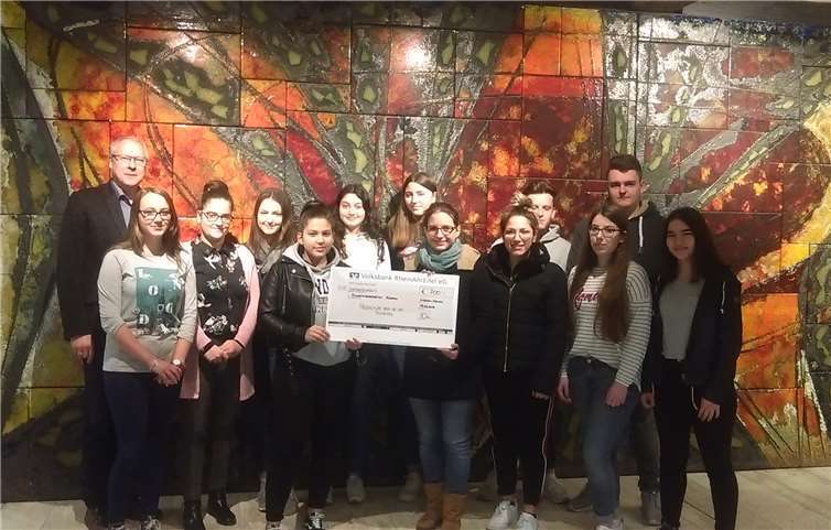 Die Klasse 10a der Realschule plus an der Römervilla bei der Scheckübergabe an die Elterninitiative krebskranker Kinder e.V.Foto: privat