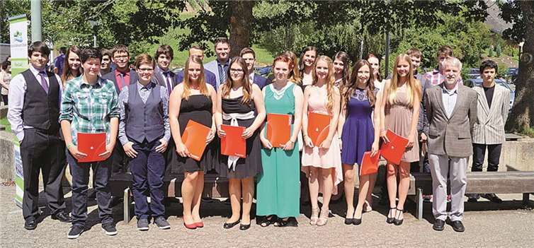 Die Klasse 10a mit ihrem Lehrer Hans-Helmut Rutz (2.v.r.).