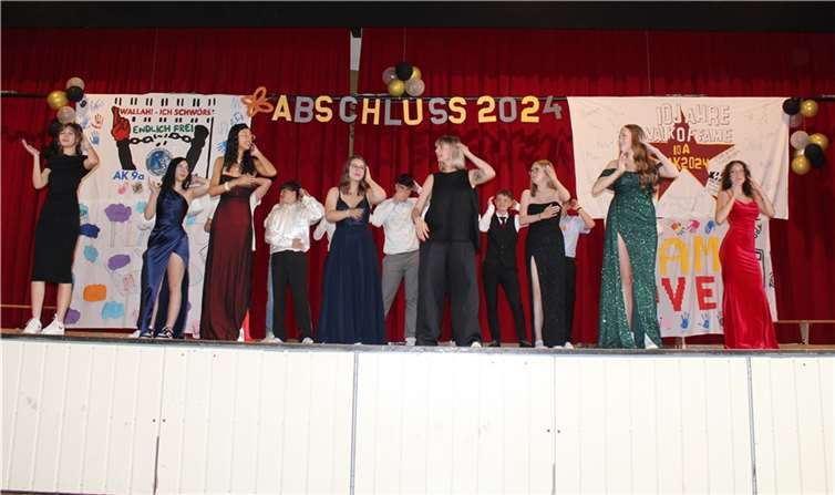 Die Klasse 10a präsentierte sich mit ihrer Klassenlehrerin Magdalena Strauß gutgelaunt als dynamische Tanzformation. Quelle: Realschule plus und FOS Untermosel