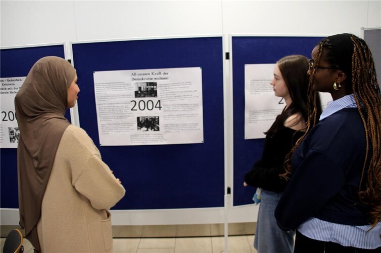 Die Klasse 10b unter der Leitung von Lea Scherhag, der Fachschaftsleiterin der Gesellschaftslehre, gestaltete zu diesem Anlass eine Ausstellung, die sich mit den verschiedenen Wegen des Erinnerns in den vergangenen 25 Jahren beschäftigte. Foto: Gordon von Glasow