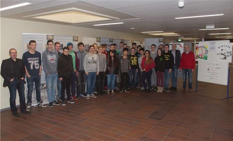 Die Klasse 15a des Beruflichen Gymnasiums der Carl-Benz-Schule zusammen mit Oberstudiendirektor Rainer Probst, Studiendirektor Dietmar Weber und Religionslehrer Alois Wehrhausen.privat