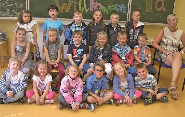 Die Klasse 1a mit ihrer Lehrerin Frau Brockers. privat