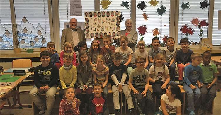 Die Klasse 1b bedankt sich bei Christian Ullmann und Rita Bauer für die Ermöglichung des Projektes „Klasse 2000“ innerhalb der nächsten vier Jahre mit der Überreichung einer selbst gebastelten Collage.privat