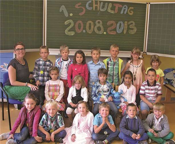 Die Klasse 1b mit ihrer Lehrerin Frau Weinert.