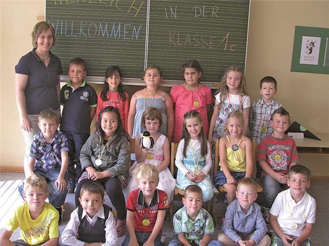 Die Klasse 1c mit ihrer Lehrerin Frau Kuhl.