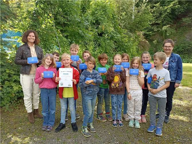 Die Klasse 2 a der Grundschule Ahrbrück und ihre Klassenleiterin Karin Zavelberg (l) nahmen freudig den Preis entgegen.