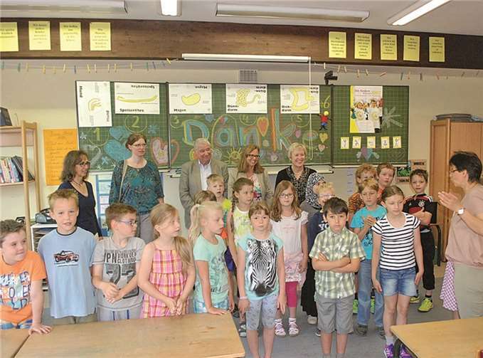 Die Klasse 2 a der Grundschule Ringen begrüßte gemeinsam mit der Klassenlehrerin Hildegard Jung und der „Klasse 2000-Pädagogin Judith Gering (1.v.r.) die Delegation des Lions-Club Bad Neuenahr Schwarz