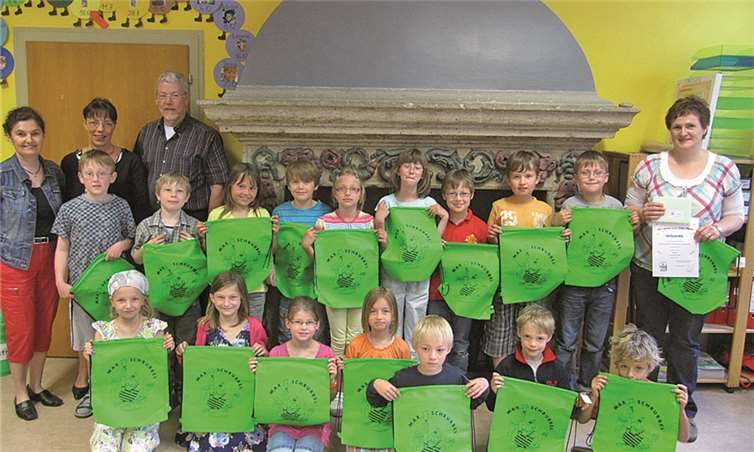 Die Klasse 2 der Grundschule in Wehr mit v.li. Team der Jugendzahnpflege: Andrea Motz, Heike Lück und Godehard Uthoff und Klassenleiterin Sonja Theisen (re.).