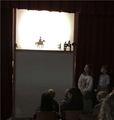 Die Klasse 2 der Leo Stausberg Grundschule führt ein Schattentheaterstück zur „Legende von Sankt Martin“ auf und begeistert damit die Zuschauer. Foto: privat