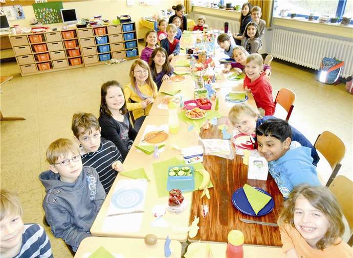 Die Klasse 2b hat alles frühlingshaft eingedeckt. So schmeckt es gut. privat