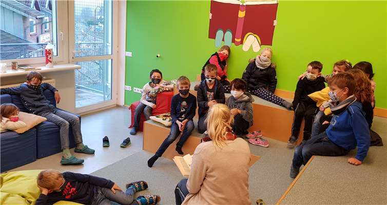 Die Klasse 2b mit Frau Winzen der Bücherei. Fotos: privat