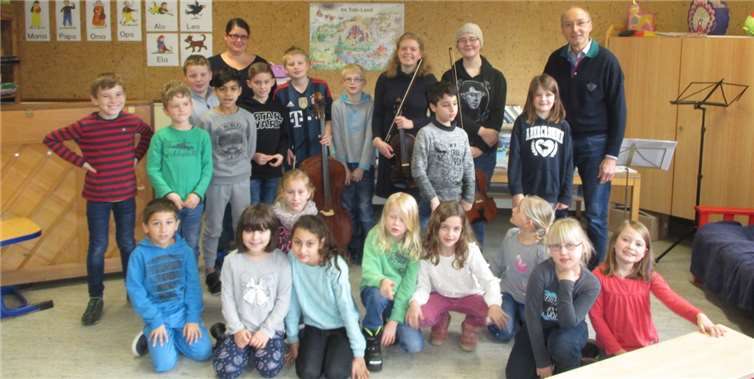 Die Klasse 2c lernte verschiedene Instrumente kennen und probte für das 37. Adventssingen der Grundschule Adenau. privat