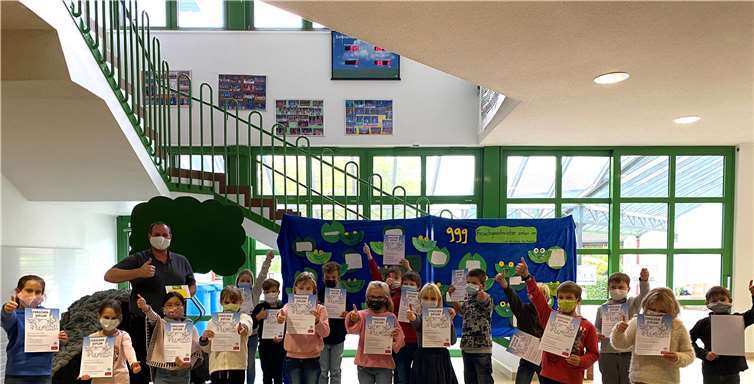 Die Klasse 3 zeigte stolz ihre "Forscher-Diplome" - sie hatten viel gelernt. Fotos: privat