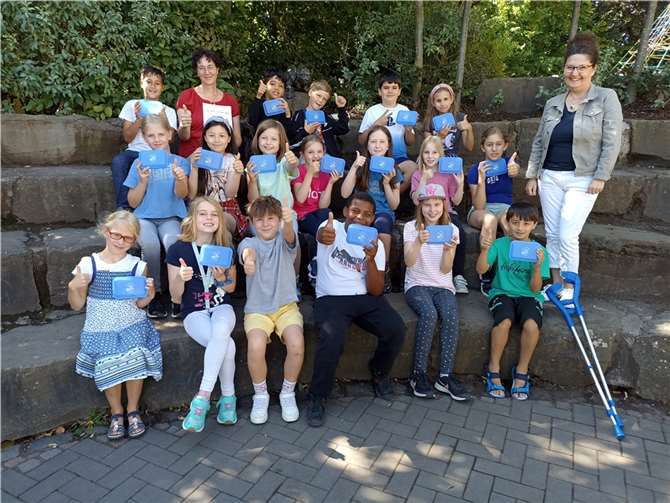 Die Klasse 3a der GS Remagen freute sich über die Frühstückboxen. Oben 2.v.l. Klassenlehrerin Marion Stein, rechts: Andrea Motz (Geschäftsstellenleiterin der AGZ /Arbeitsgemeinschaft Jugendzahnpflege im Ahrkreis). Foto: AGZ Landkreis Ahrweiler