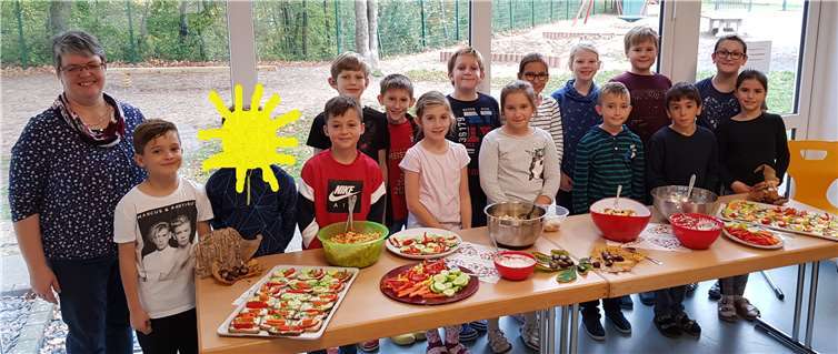 Die Klasse 3a mit ihrer Lehrerin Angelika Kröll hatte ein buntes Büffet mit viel Gemüse vorbereitet. Foto: privat