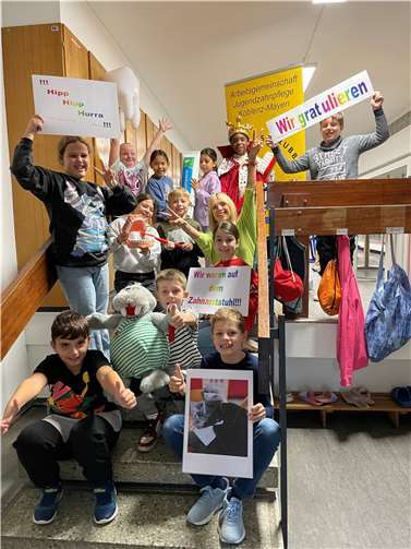 Die Klasse 3b – jetzige 4b – freuen sich über den Gewinn des Max-Schrubbel-Schulwettbewerbs 2023/24 über gesunde Kinderzähne. Quelle: LAGZ Rheinland-Pfalz