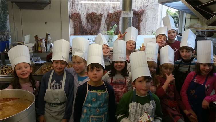 Die Klasse 3b verbrachte einen ganzen Vormittag in der Weihnachtsbäckerei. privat
