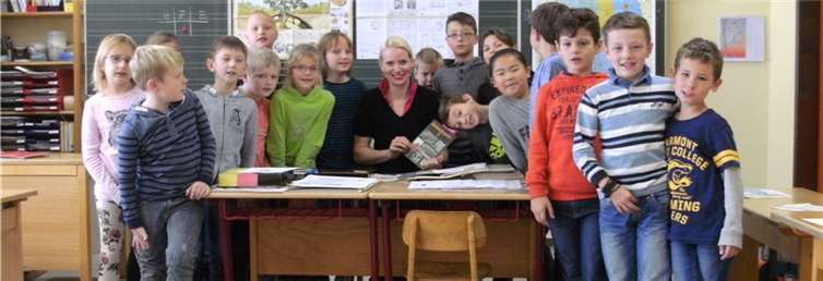 Die Klasse 3c der Grundschule Adenau mit Annett Buchholz, die anschaulich von ihren Erlebnissen während des Mauerfalls berichtete.Privat