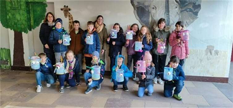 Die Klasse 4 mit ihren Laternen. Foto: privat