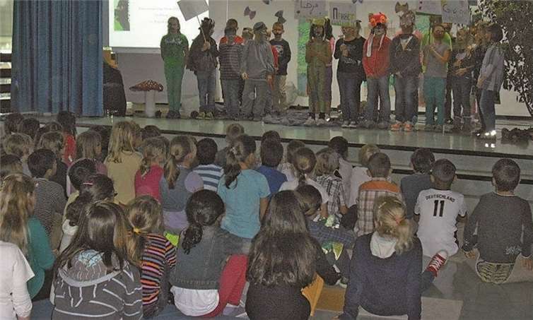 Die Klasse 4a begeisterte das Publikum mit ihrer Bühnenfassung über den Grüffelo. privat
