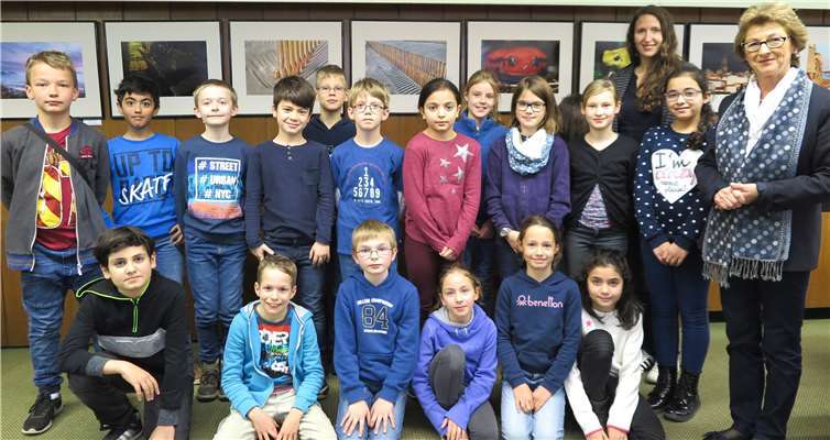 Die Klasse 4a der Grundschule Berkum im Rathaus mit Bürgermeisterin Renate Offergeld (re.). Gemeinde Wachtberg/mm