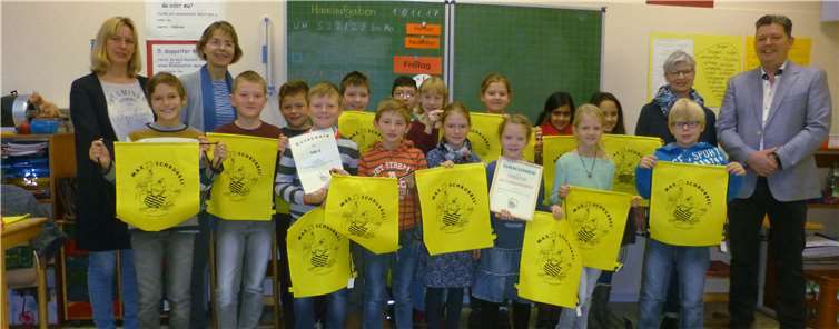 Die Klasse 4a der Märkerwald-Schule Urbach mit Klassenlehrerin Katja Hoffmann, Schulleiterin Herma Graß-Nitsche, Regina Jungbluth von der AGZ Neuwied und der Schulzahnarzt Dr. Maximilian Hilger.privat