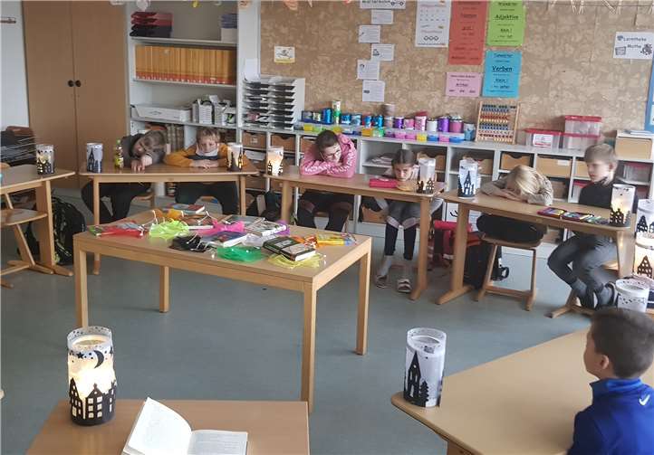 Die Klasse 4a lauscht Stefan Gremmel.