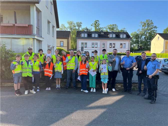 Die Klasse 4a mit Verkehrssicherheitsberaterin Tanja Hoppen, Rektor Michael Wetzlar, Bürgermeister Christoph Mohr, Alexander Coloseus, Gerd Schmitz und Stefan Berres vom Ordnungsamt.  Foto: Stadt Bendorf