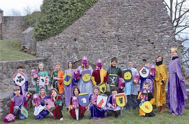 Die Klasse 4a zeigt stolz ihre selbst hergestellte Ausrüstung. privat