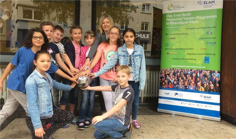 Die Klasse 4b der Pestalozzi Grundschulein Koblenz spielt jetzt „fair“ Fußball. Foto: Achim Trautmann