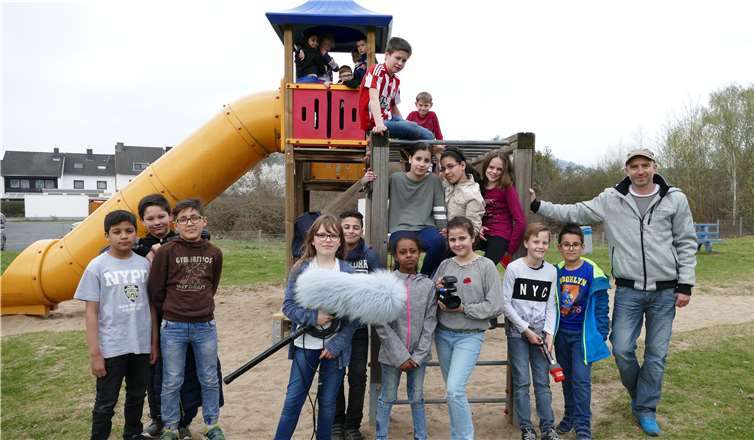 Die Klasse 4b der St. Veit Schule in Mayen drehte einen Film zum Thema „Spielplätze“.privat