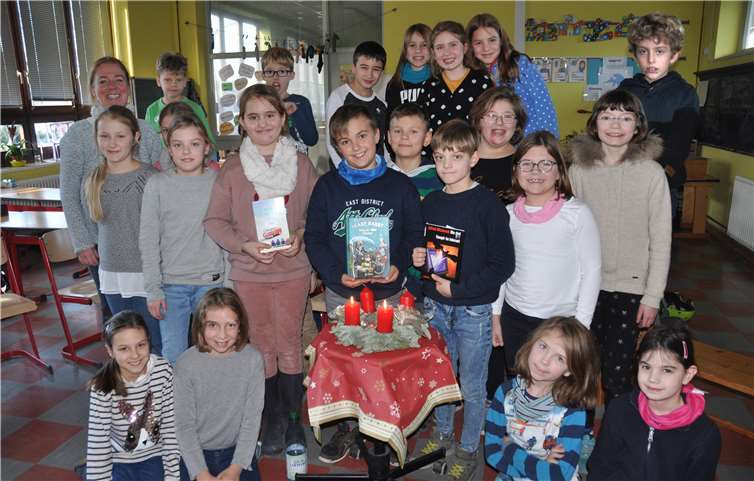 Die Klasse 4b freut sich jeden Tag auf das Öffnen des Buchadventkalenders. privat