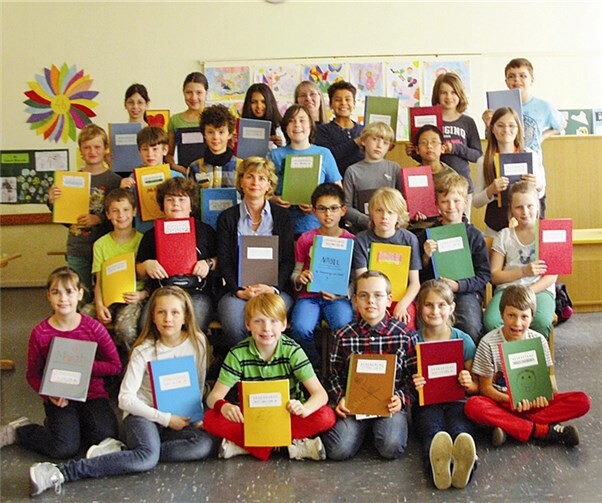 Die Klasse 4b präsentiert stolz ihre selbst gefertigten Werke.