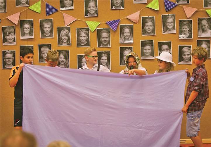 Die Klasse 4b präsentierte: „Mennicher Geschwätz“.