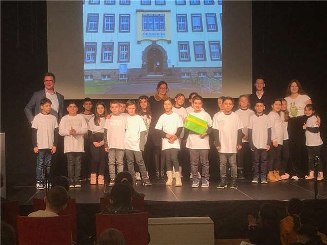 Die Klasse 4c erntete großen Applaus des Publikums und lobende Worte von Bürgermeister Peter Jung (hinten li.). Quelle:Stadt Neuwied