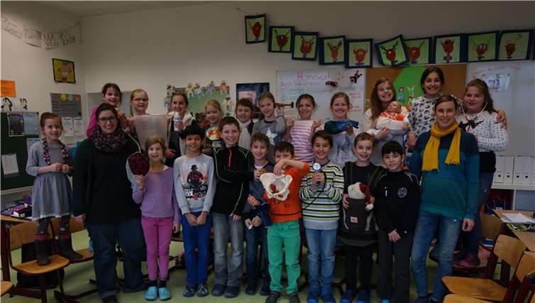 Die Klasse 4c hat sich sehr über den Besuch der Hebamme Kathrin Saxler gefreut.privat