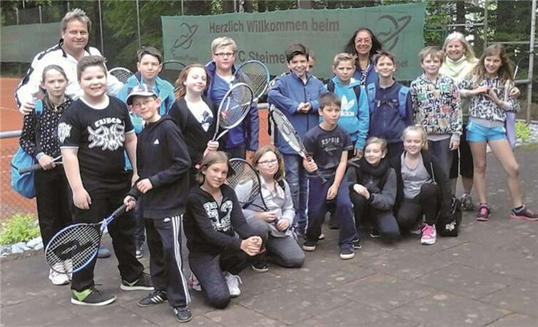 Die Klasse 5 der Regionalschule Plus Puderbach trainierte auf der Anlage des TC Steimel.TC Steimel