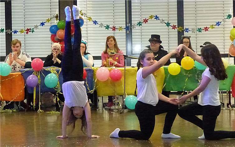 Die Klasse 5b begeisterte mit akrobatischen Einlagen zum Song Diamonds.