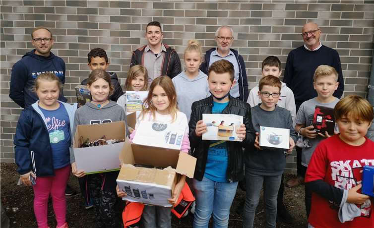 Die Klasse 5b des Erich-Klausener-Gymnasium in Adenau hatte die gesammelten Handys an Jürgen Schwarzmann (hinten rechts) und Mitarbeiter Alexander Schlich (hinten 2.v.l.) vom Generationenbüro der Verbandsgemeinde übergeben. Foto: Generationenbüro der Verbandsgemeinde Adenau