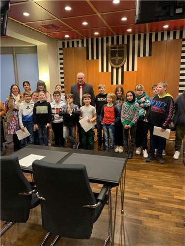 Die Klasse 5b mit Lehrerin Frau Kübler bei Bürgermeister Fred Pretz.  Foto: Sylvia Zimmermann