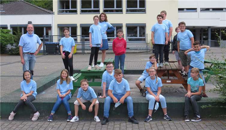 Die Klasse 5b mit ihrem Lehrer Siegfried Klein.