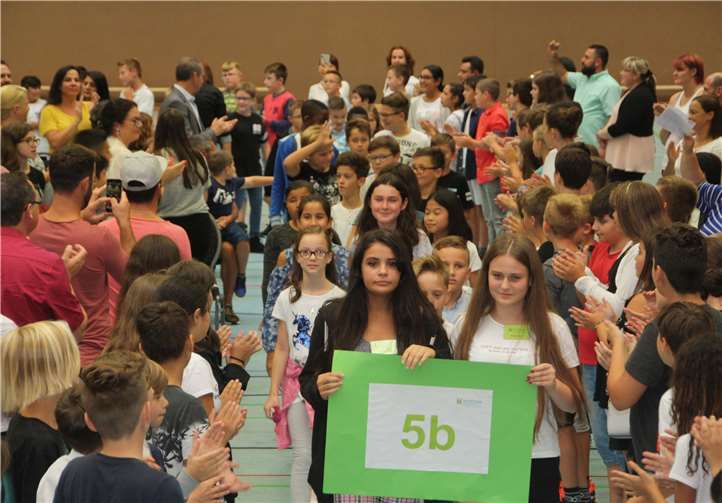 Die Klasse 5b mit ihren Paten beim Einzug zu den Feierlichkeiten ihrer Einschulung.