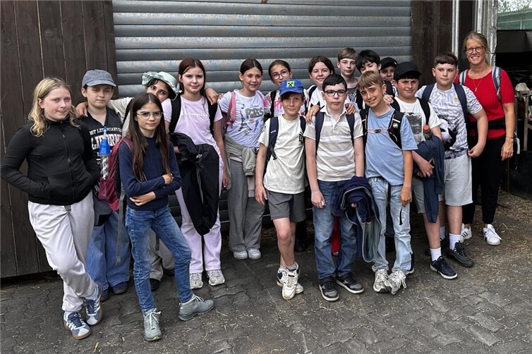 Die Klasse 5c beim Besuch auf dem Meuteshof.