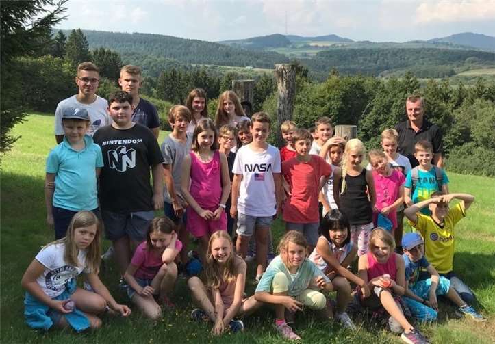 Die Klasse 5c des Are-Gymnasiums genießt die freie Natur auf ihrer Integrationsfahrt nach Daun. Foto: privat