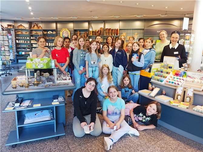Die Klasse 5d mit ihrer Klassenlehrerin Christine Humberg und Sr. Annamaria.  Foto: privat