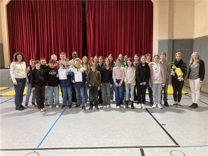 Calvarienberg gewinnt den Regionalwettbewerb Die Klasse 6b des Gymnasiums Calvarienberg freut sich über den ersten Platz im Wettbewerb. Foto: Christina Amornvuttkul